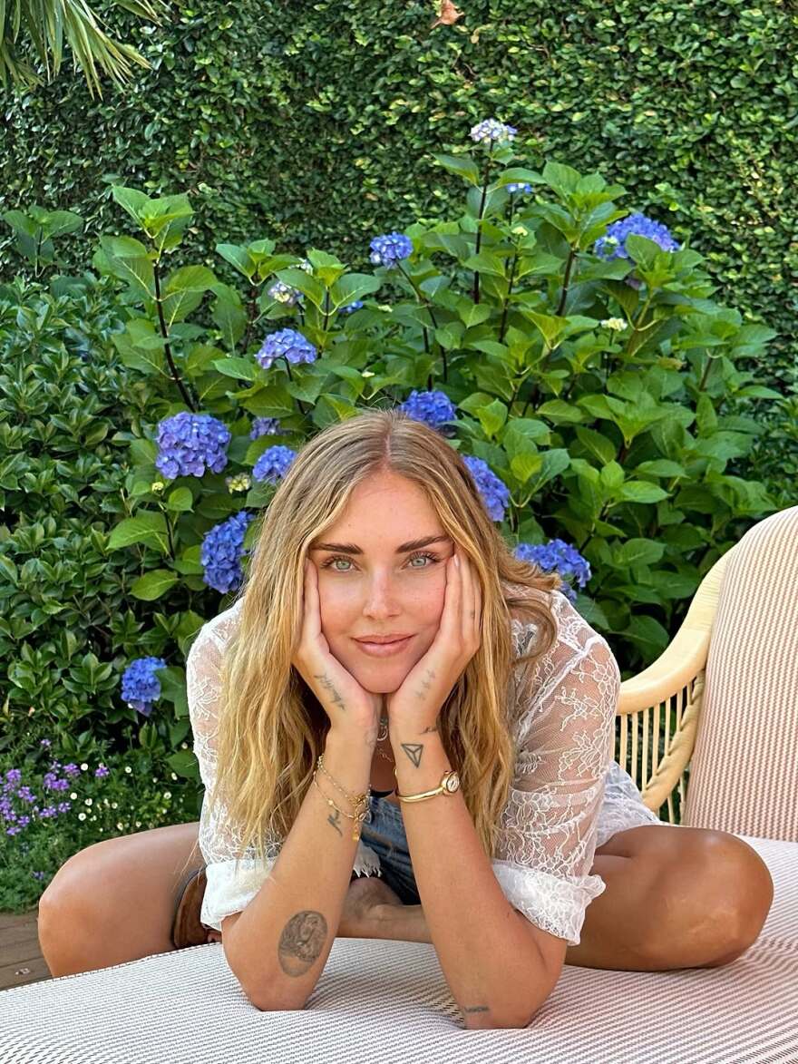 Η Κιάρα Φεράνι πόζαρε με μαγιό σε πισίνα