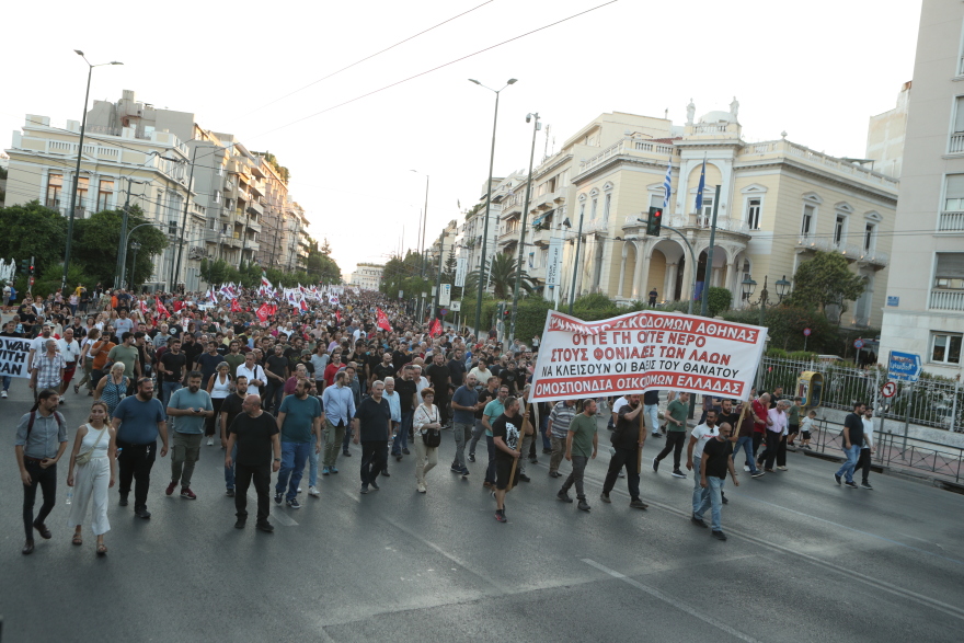 Ολοκληρώθηκε η αντιπολεμική συγκέντρωση στην Αθήνα - Άνοιξαν οι δρόμοι