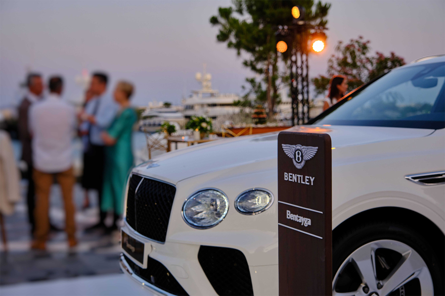 Η Bentley στην Αθηναϊκή Ριβιέρα: Ένα κομψό «ταξίδι» πολυτέλειας
