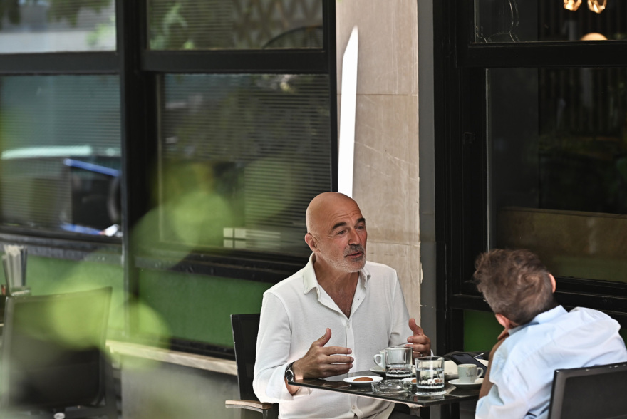 Ο Στάθης Λιβαθινός στον Δανίκα: «Για τη σκληρότητα του κόσμου θα μιλήσω  με Σαίξπηρ, όχι με Γάζα»