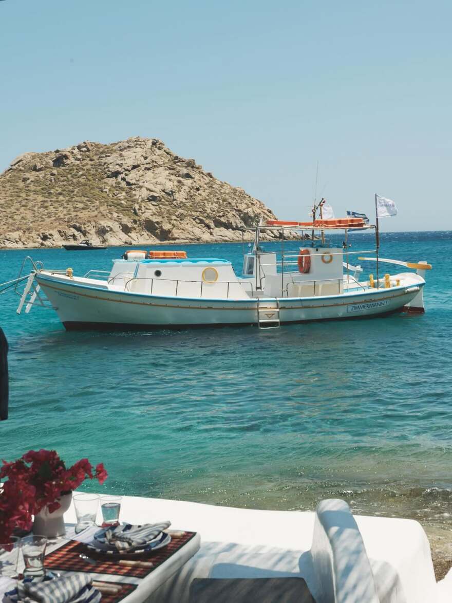 Στη Μύκονο η ανιψιά της πριγκίπισσας Νταϊάνα, Κίτι Σπένσερ
