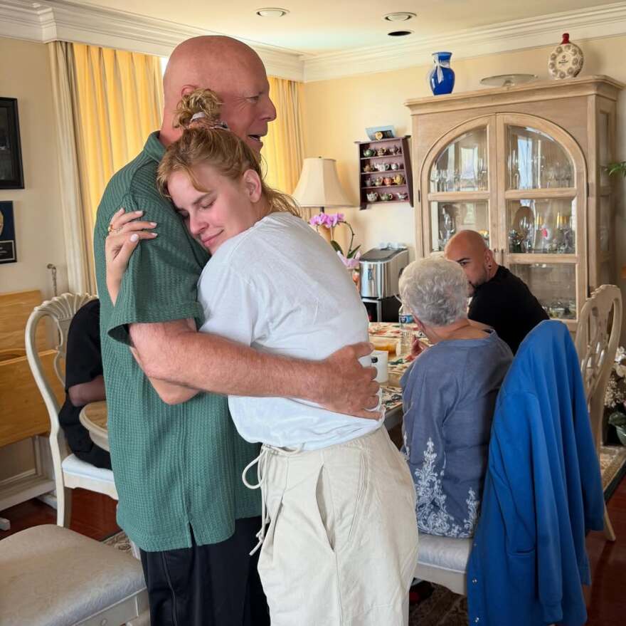 Η κόρη του Μπρους Γουίλις μοιράστηκε νέες φωτογραφίες του ηθοποιού