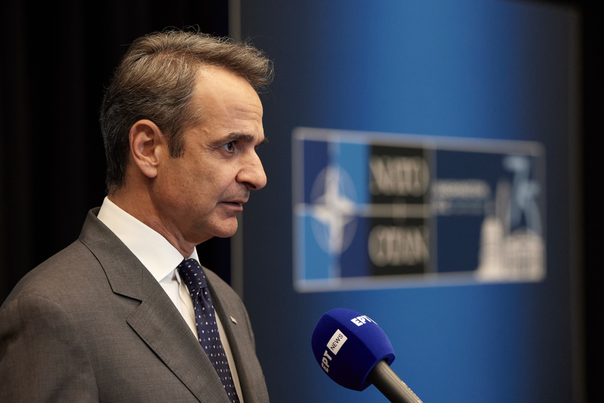 Στη σκιά του «θριαμβευτή» Τραμπ η Σύνοδος του ΝΑΤΟ - Το δείπνο στο παλάτι, το κοστούμι του Ζελένσκι και το χειροφίλημα του Μακρόν
