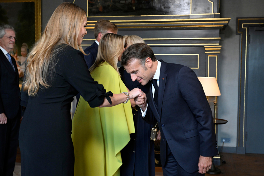Στη σκιά του «θριαμβευτή» Τραμπ η Σύνοδος του ΝΑΤΟ - Το δείπνο στο παλάτι, το κοστούμι του Ζελένσκι και το χειροφίλημα του Μακρόν