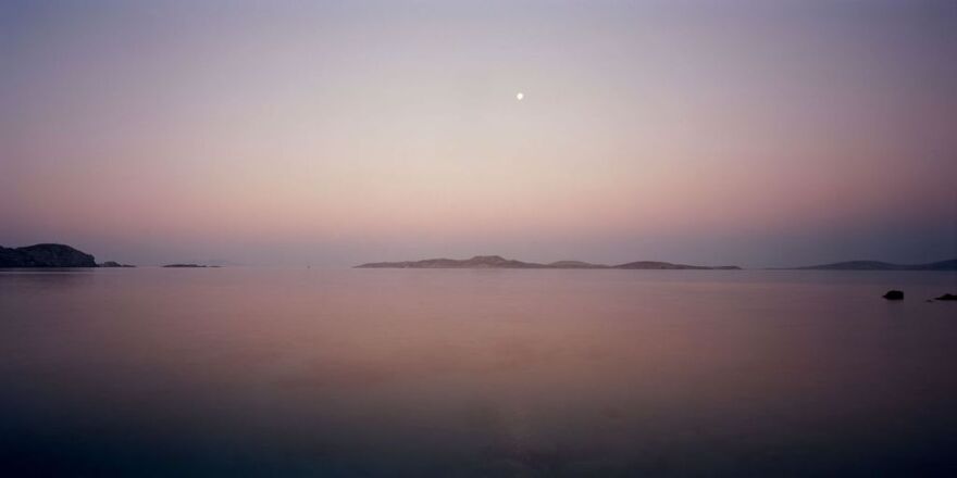 «Δήλος | Γη εν Πλω»: Η έκθεση της διεθνώς αναγνωρισμένης φωτογράφου Erieta Attali στο Μουσείο Μπενάκη