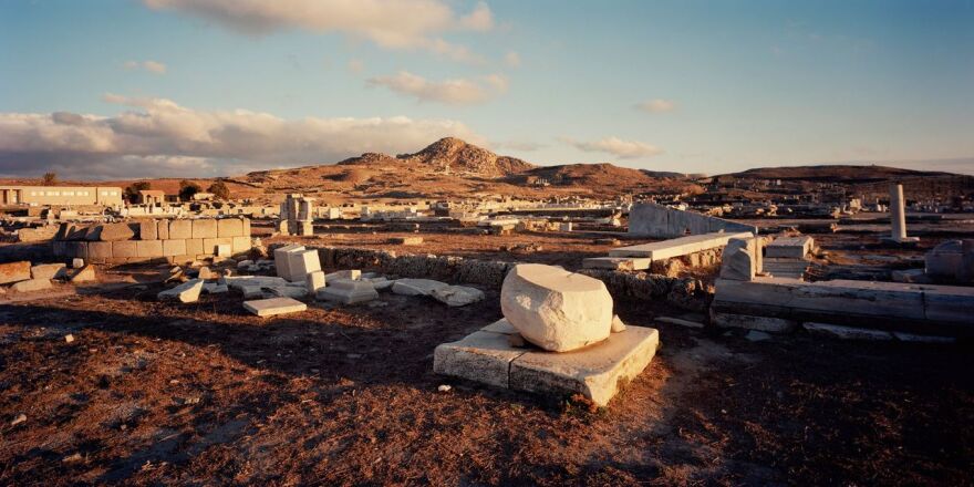 «Δήλος | Γη εν Πλω»: Η έκθεση της διεθνώς αναγνωρισμένης φωτογράφου Erieta Attali στο Μουσείο Μπενάκη