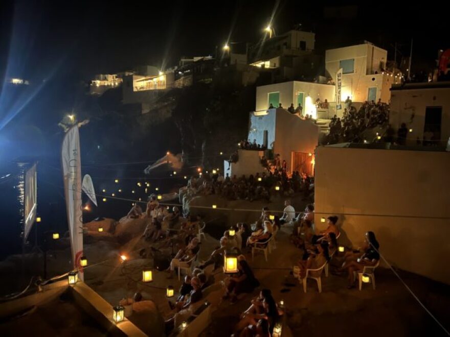 Το θερινό σινεμά στην Κίμωλο που κάνει τον γύρο του διαδικτύου - Μια μαγεία μεταξύ βράχων και θάλασσας