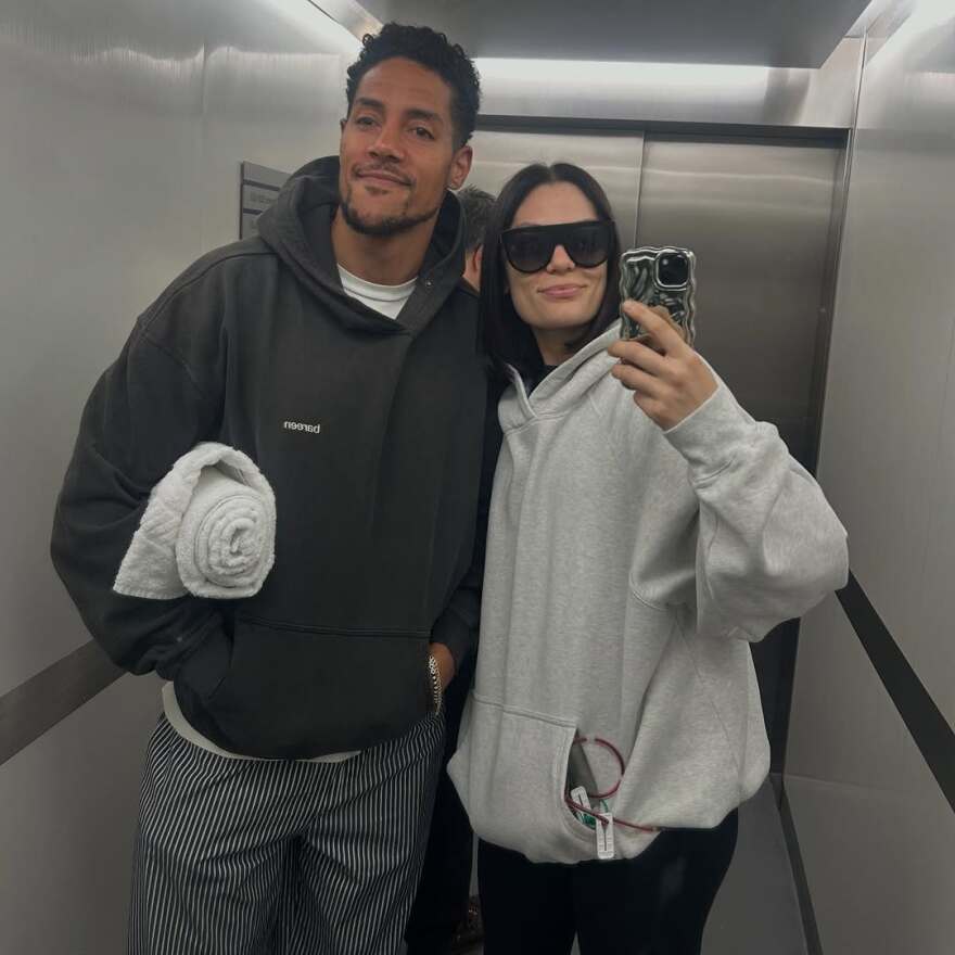 Η Jessie J υποβλήθηκε σε χειρουργική επέμβαση για τον καρκίνο του μαστού - Τα βίντεο και οι φωτογραφίες μέσα από το νοσοκομείο