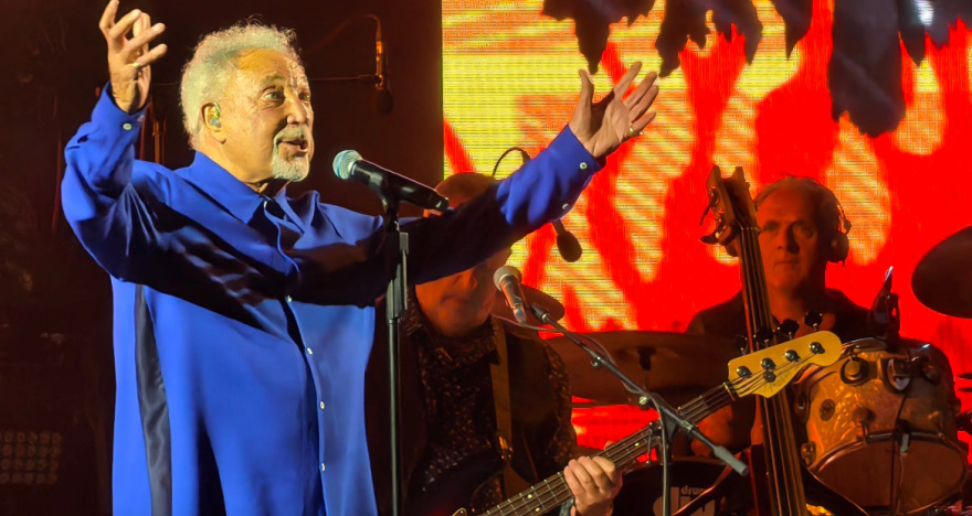 Ο αγέραστος Tom Jones κατέκτησε την Αθήνα