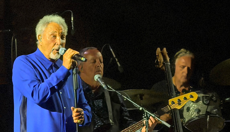 Ο αγέραστος Tom Jones κατέκτησε την Αθήνα