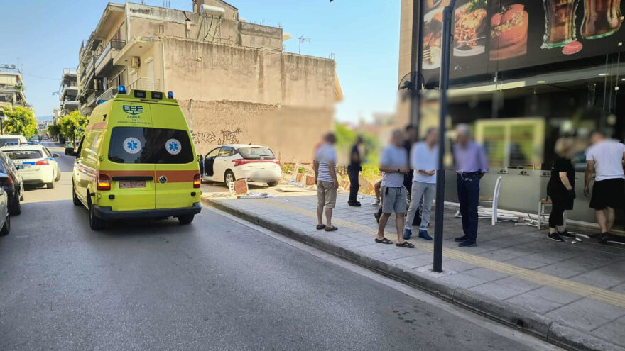 Αγρίνιο: Αυτοκίνητο ανέβηκε σε πεζοδρόμιο και «σάρωσε» τραπεζοκαθίσματα
