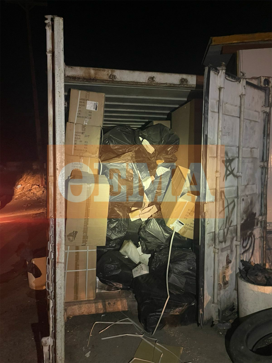 Ασπρόπυργος: Στα δίχτυα της ΟΠΚΕ άνδρας που είχε κοντέινερ στην αυλή του σπιτιού του με... 17.000 ζευγάρια γυαλιά - Δείτε φωτογραφίες