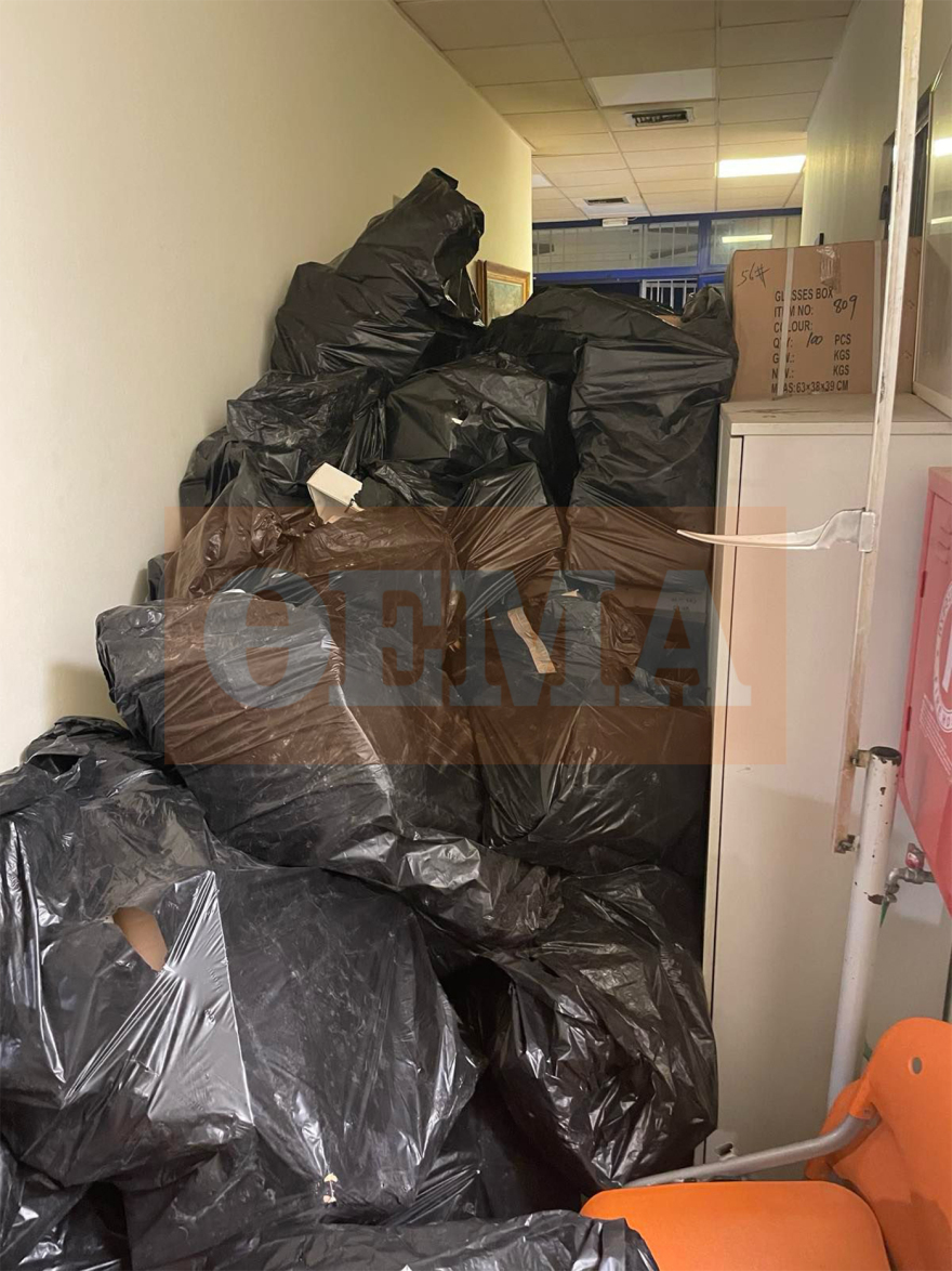 Ασπρόπυργος: Στα δίχτυα της ΟΠΚΕ άνδρας που είχε κοντέινερ στην αυλή του σπιτιού του με... 17.000 ζευγάρια γυαλιά - Δείτε φωτογραφίες