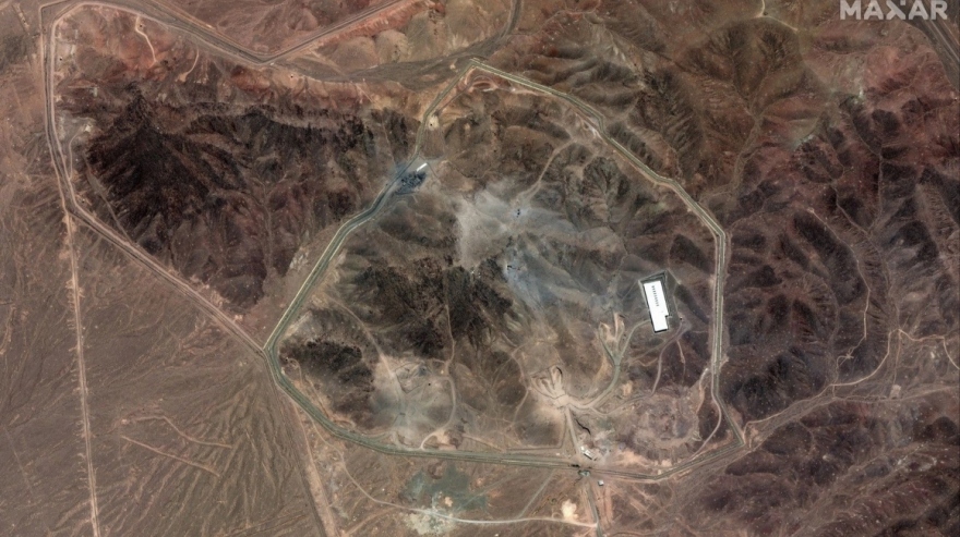 Νέες δορυφορικές εικόνες από τις ζημιές που υπέστησαν οι πυρηνικές εγκαταστάσεις του Ιράν