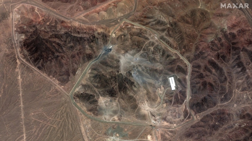 Νέες δορυφορικές εικόνες από τις ζημιές που υπέστησαν οι πυρηνικές εγκαταστάσεις του Ιράν