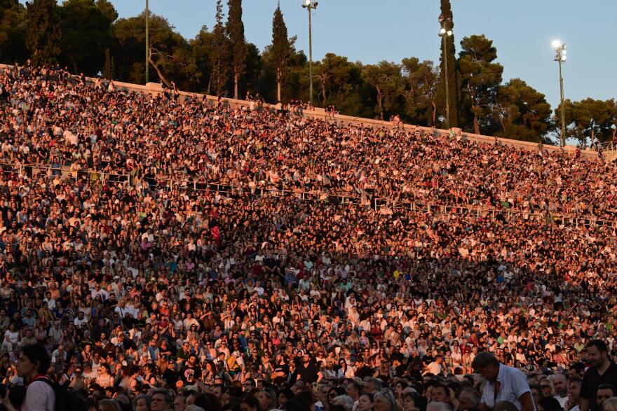 Χιλιάδες στο Καλλιμάρμαρο στη συναυλία για τα 100 χρόνια από τη γέννηση του Μίκη Θεοδωράκη - Δείτε βίντεο και φωτογραφίες