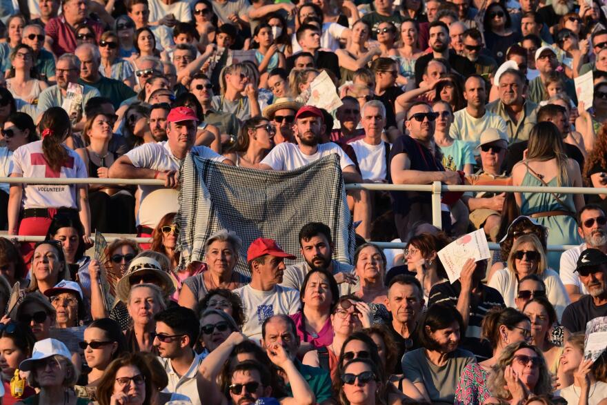 Χιλιάδες στο Καλλιμάρμαρο στη συναυλία για τα 100 χρόνια από τη γέννηση του Μίκη Θεοδωράκη - Δείτε βίντεο και φωτογραφίες