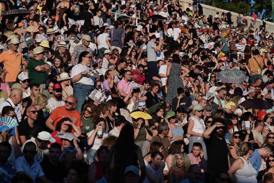 Χιλιάδες στο Καλλιμάρμαρο στη συναυλία για τα 100 χρόνια από τη γέννηση του Μίκη Θεοδωράκη - Δείτε βίντεο και φωτογραφίες