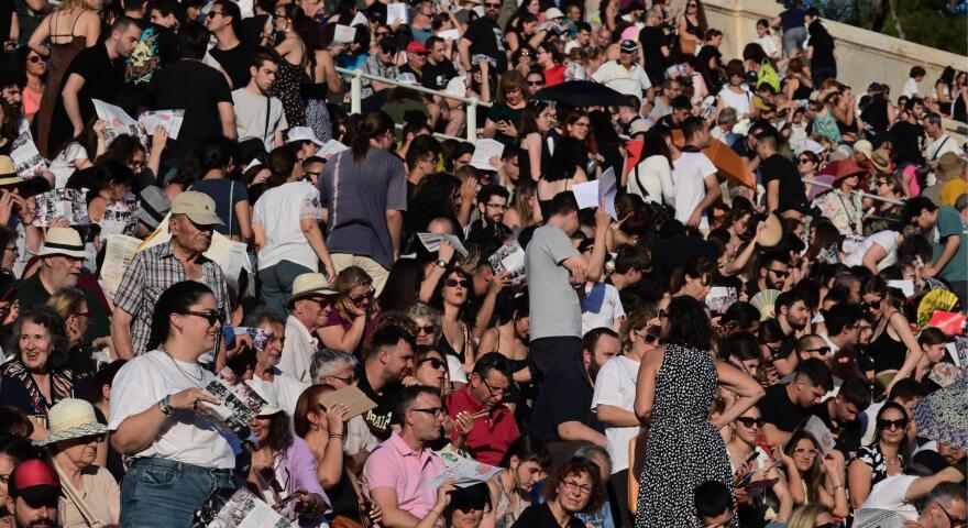 Χιλιάδες στο Καλλιμάρμαρο στη συναυλία για τα 100 χρόνια από τη γέννηση του Μίκη Θεοδωράκη - Δείτε βίντεο και φωτογραφίες