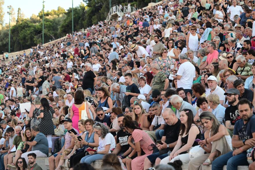 Χιλιάδες στο Καλλιμάρμαρο στη συναυλία για τα 100 χρόνια από τη γέννηση του Μίκη Θεοδωράκη - Δείτε βίντεο και φωτογραφίες