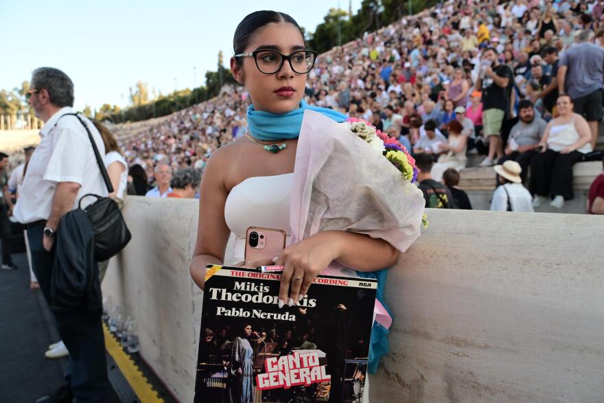 Χιλιάδες στο Καλλιμάρμαρο στη συναυλία για τα 100 χρόνια από τη γέννηση του Μίκη Θεοδωράκη - Δείτε βίντεο και φωτογραφίες