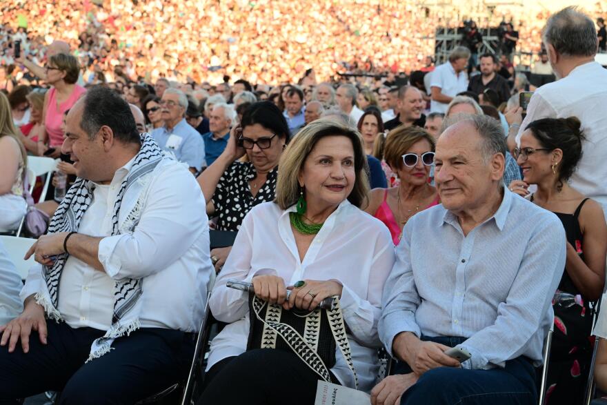 Χιλιάδες στο Καλλιμάρμαρο στη συναυλία για τα 100 χρόνια από τη γέννηση του Μίκη Θεοδωράκη - Δείτε βίντεο και φωτογραφίες