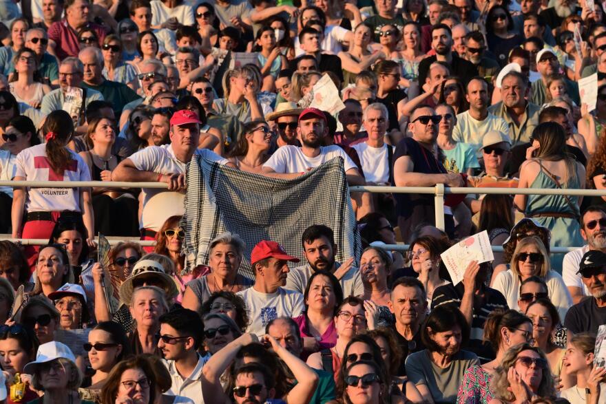 Χιλιάδες στο Καλλιμάρμαρο στη συναυλία για τα 100 χρόνια από τη γέννηση του Μίκη Θεοδωράκη - Δείτε βίντεο και φωτογραφίες