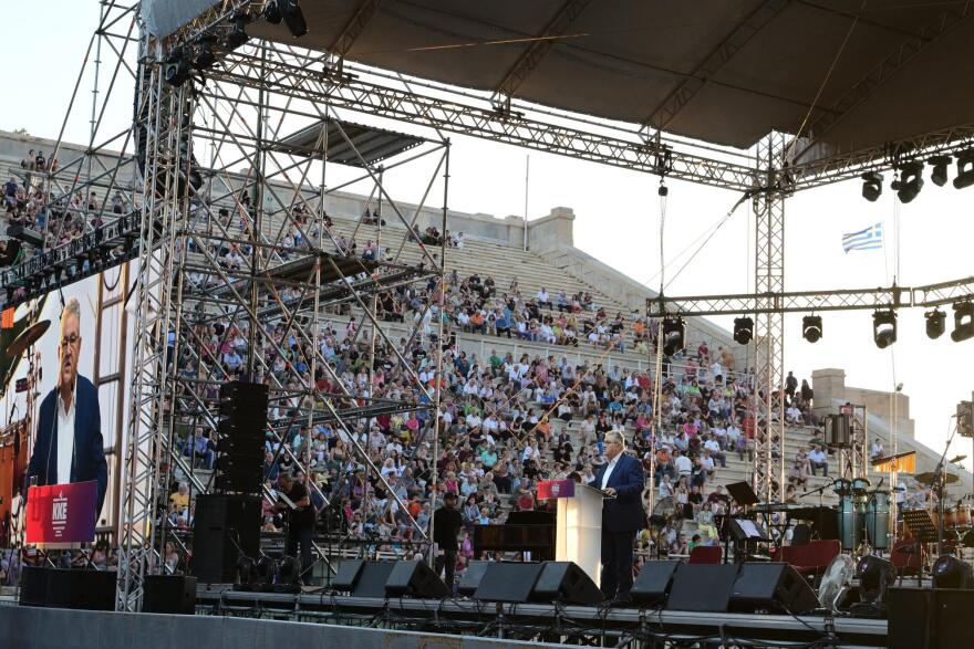 Χιλιάδες στο Καλλιμάρμαρο στη συναυλία για τα 100 χρόνια από τη γέννηση του Μίκη Θεοδωράκη - Δείτε βίντεο και φωτογραφίες