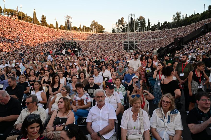 Χιλιάδες στο Καλλιμάρμαρο στη συναυλία για τα 100 χρόνια από τη γέννηση του Μίκη Θεοδωράκη - Δείτε βίντεο και φωτογραφίες