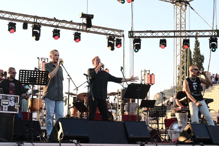 Χιλιάδες στο Καλλιμάρμαρο στη συναυλία για τα 100 χρόνια από τη γέννηση του Μίκη Θεοδωράκη - Δείτε βίντεο και φωτογραφίες