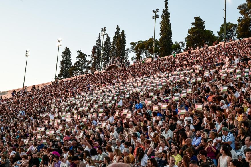 Χιλιάδες στο Καλλιμάρμαρο στη συναυλία για τα 100 χρόνια από τη γέννηση του Μίκη Θεοδωράκη - Δείτε βίντεο και φωτογραφίες