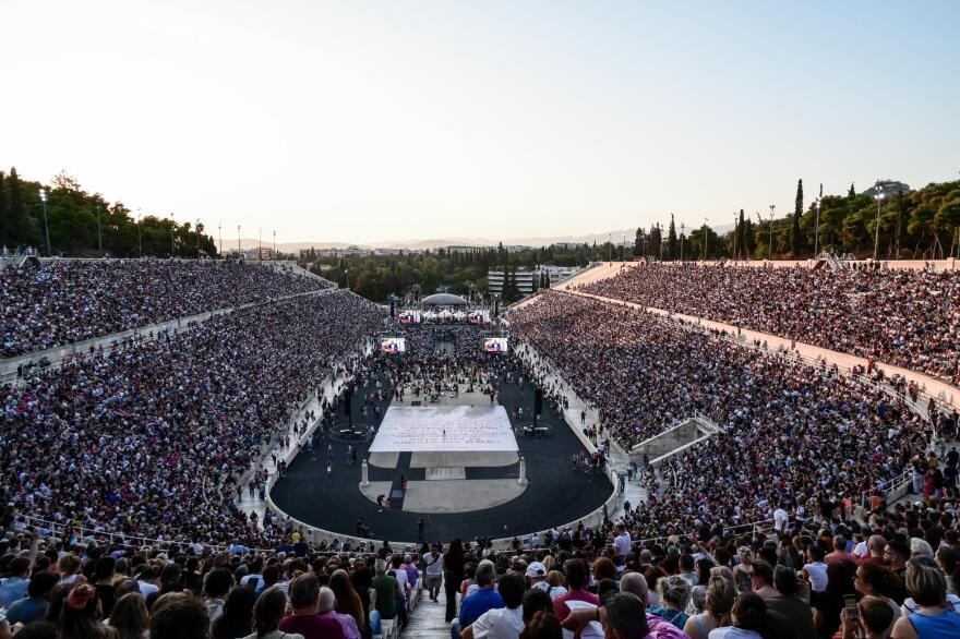 Χιλιάδες στο Καλλιμάρμαρο στη συναυλία για τα 100 χρόνια από τη γέννηση του Μίκη Θεοδωράκη - Δείτε βίντεο και φωτογραφίες
