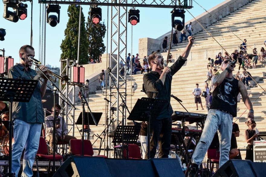 Χιλιάδες στο Καλλιμάρμαρο στη συναυλία για τα 100 χρόνια από τη γέννηση του Μίκη Θεοδωράκη - Δείτε βίντεο και φωτογραφίες