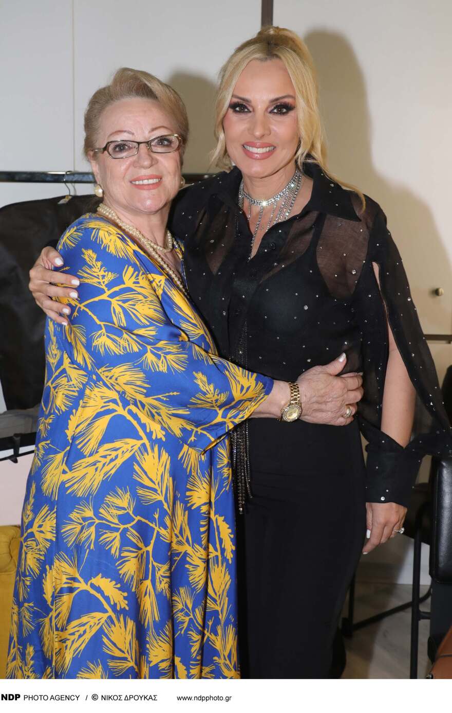 Η Πέγκυ Ζήνα φωτογραφήθηκε αγκαλιά με τη μητέρα της