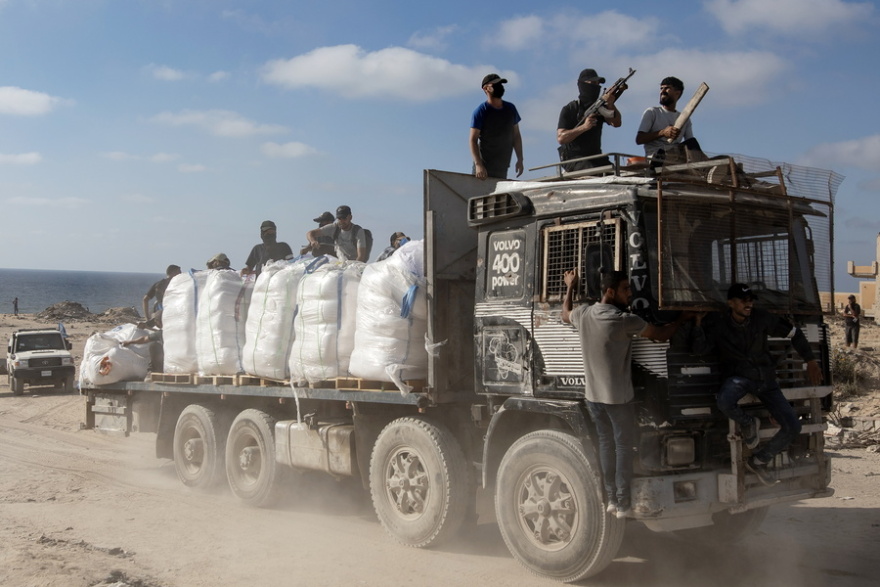 Παλαιστίνιοι διαβεβαιώνουν ότι η ανθρωπιστική βοήθεια που μπήκε στη Γάζα δεν ελέγχεται από τη Χαμάς