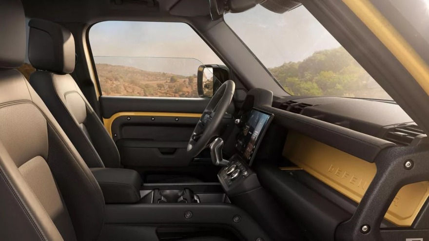 Land Rover Defender με άρωμα Camel Trophy