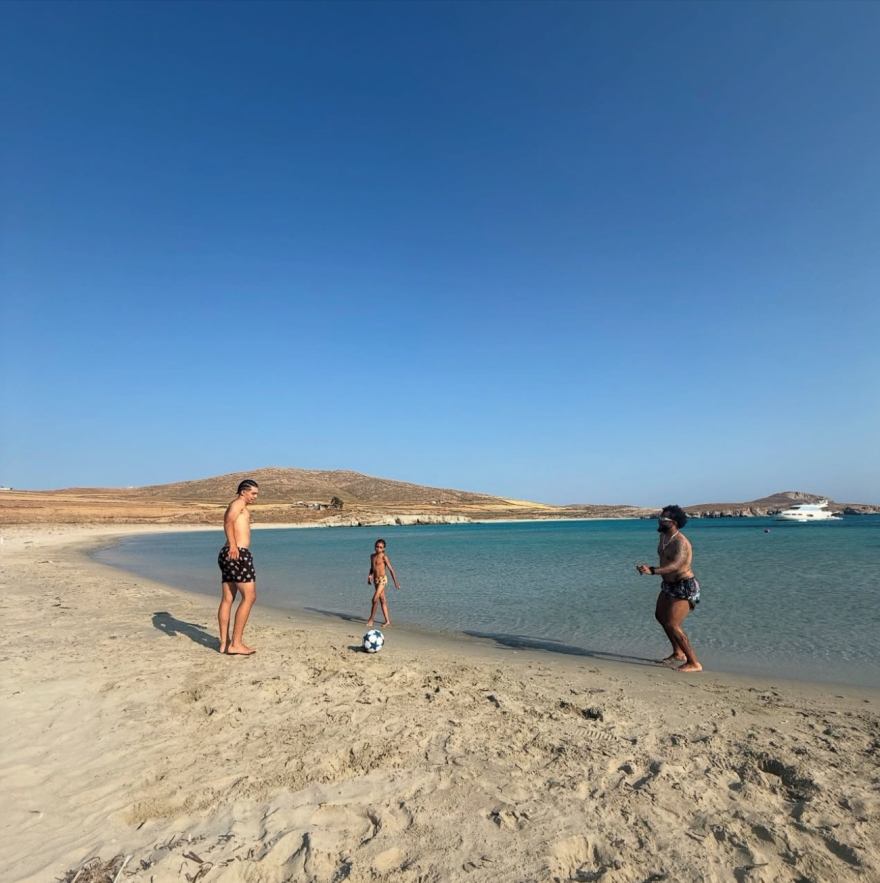 Διακοπές στη Μύκονο για τον Μαρσέλο: Βόλτες στο Ματογιάννι και μπάλα στη παραλία με τους γιους του - Δείτε φωτογραφίες