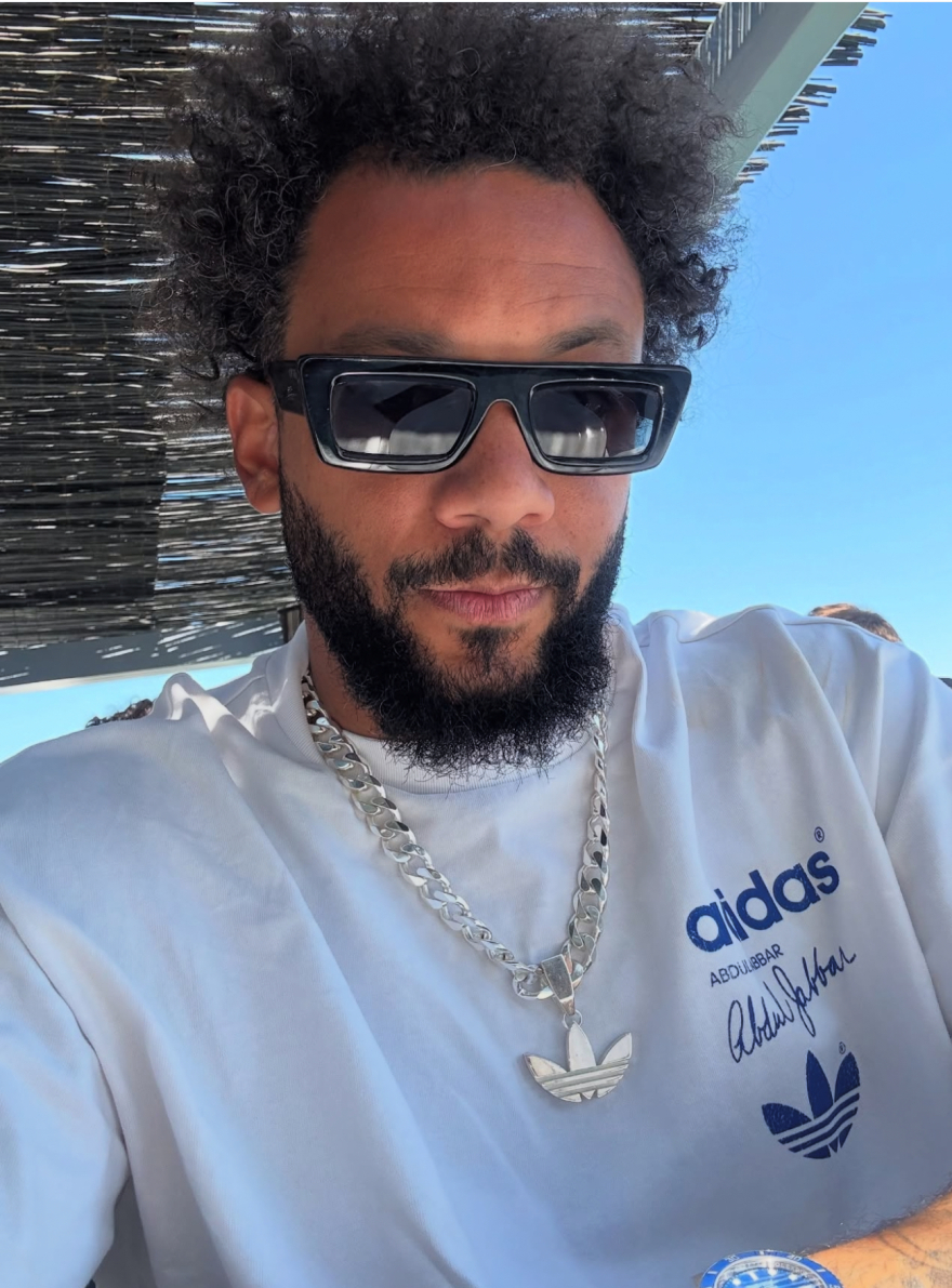 Διακοπές στη Μύκονο για τον Μαρσέλο: Βόλτες στο Ματογιάννι και μπάλα στη παραλία με τους γιους του - Δείτε φωτογραφίες