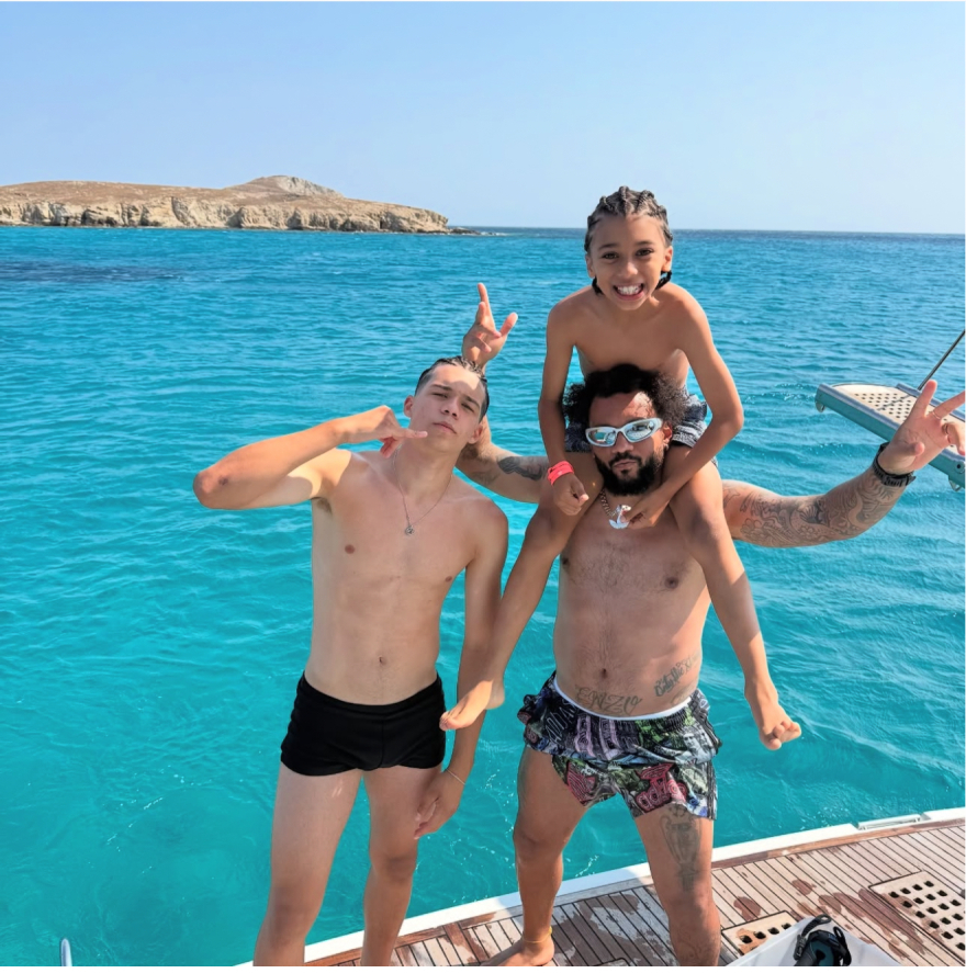 Διακοπές στη Μύκονο για τον Μαρσέλο: Βόλτες στο Ματογιάννι και μπάλα στη παραλία με τους γιους του - Δείτε φωτογραφίες