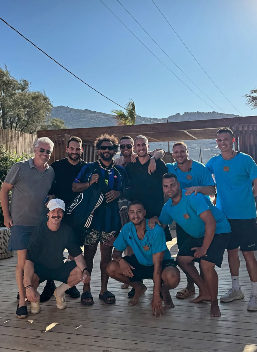 Διακοπές στη Μύκονο για τον Μαρσέλο: Βόλτες στο Ματογιάννι και μπάλα στη παραλία με τους γιους του - Δείτε φωτογραφίες