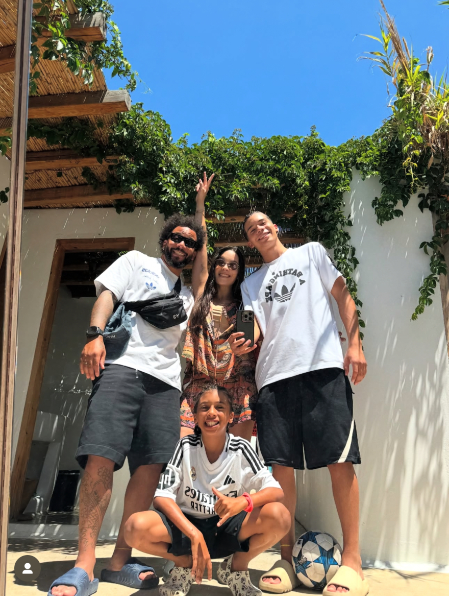 Διακοπές στη Μύκονο για τον Μαρσέλο: Βόλτες στο Ματογιάννι και μπάλα στη παραλία με τους γιους του - Δείτε φωτογραφίες