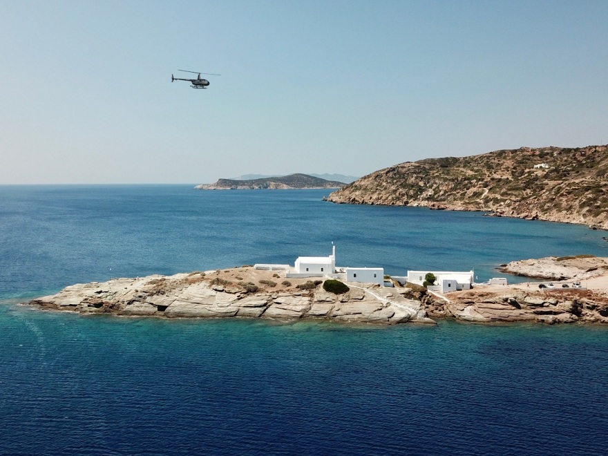 Ζήσε το ταξίδι σαν VIP και προσγειώσου στα νησιά με ελικόπτερο