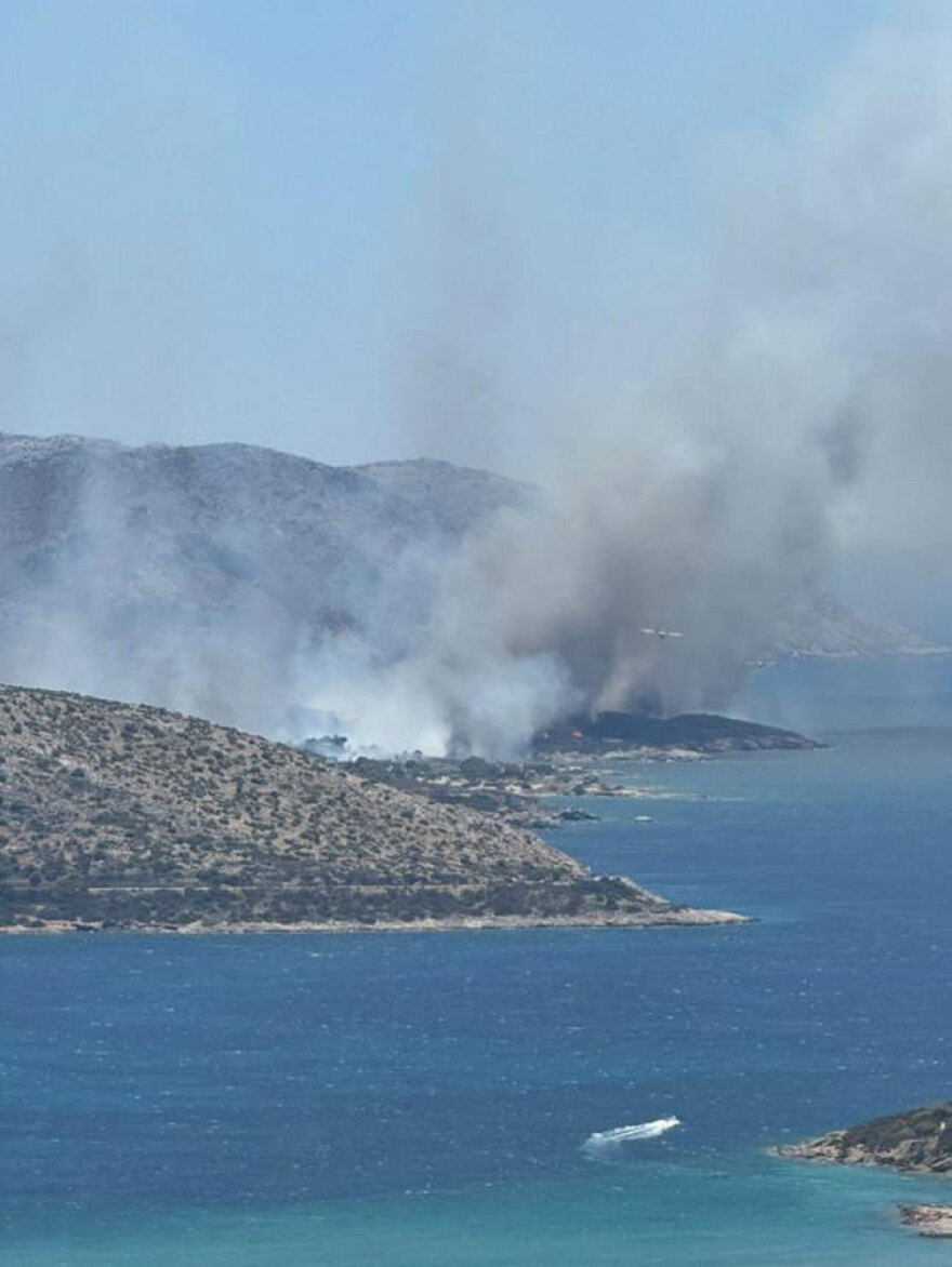 Φωτιά τώρα στην Παλαιά Φώκαια - 112 για εκκένωση σε Θυμάρι και Τουρκολίμανο