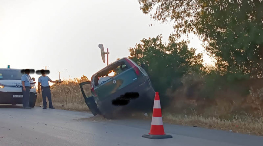 Αυτοκίνητο βγήκε εκτός δρόμου και κατέληξε σε θάμνους στη Ραφήνα - Δείτε φωτογραφίες