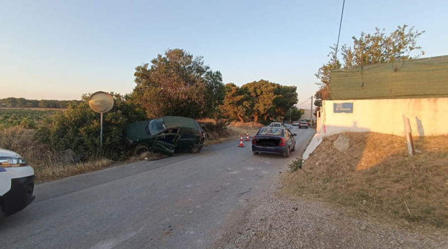 Αυτοκίνητο βγήκε εκτός δρόμου και κατέληξε σε θάμνους στη Ραφήνα - Δείτε φωτογραφίες