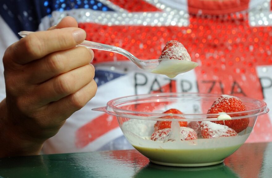 Wimbledon: Οι άγραφοι κανόνες και τα έθιμα του πιο ιστορικού τουρνουά τένις - Από τις φράουλες με κρέμα και τα λευκά ρούχα στα καπέλα Panama