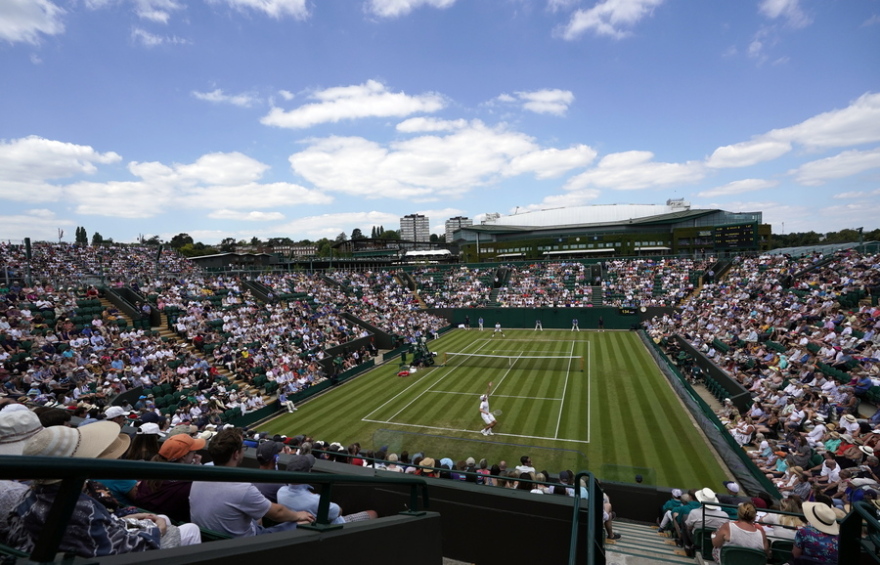 Wimbledon: Οι άγραφοι κανόνες και τα έθιμα του πιο ιστορικού τουρνουά τένις - Από τις φράουλες με κρέμα και τα λευκά ρούχα στα καπέλα Panama