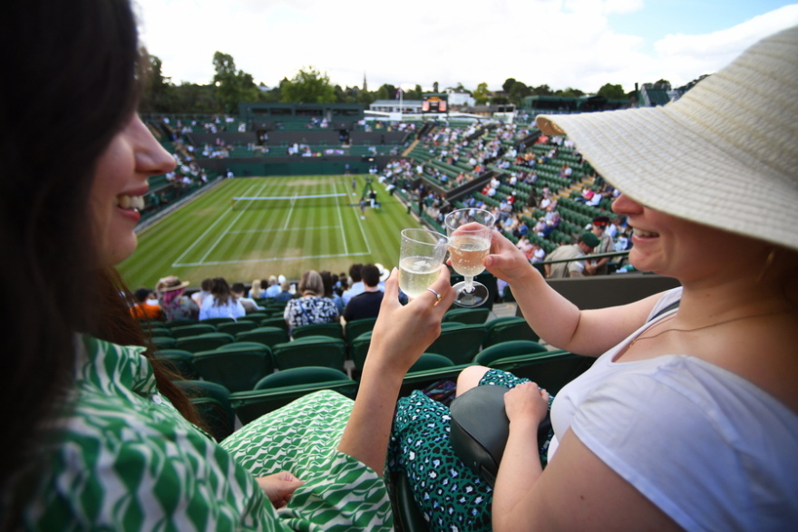 Wimbledon: Οι άγραφοι κανόνες και τα έθιμα του πιο ιστορικού τουρνουά τένις - Από τις φράουλες με κρέμα και τα λευκά ρούχα στα καπέλα Panama
