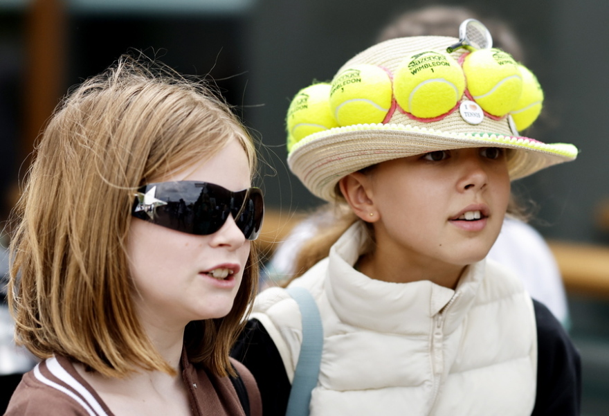 Wimbledon: Οι άγραφοι κανόνες και τα έθιμα του πιο ιστορικού τουρνουά τένις - Από τις φράουλες με κρέμα και τα λευκά ρούχα στα καπέλα Panama