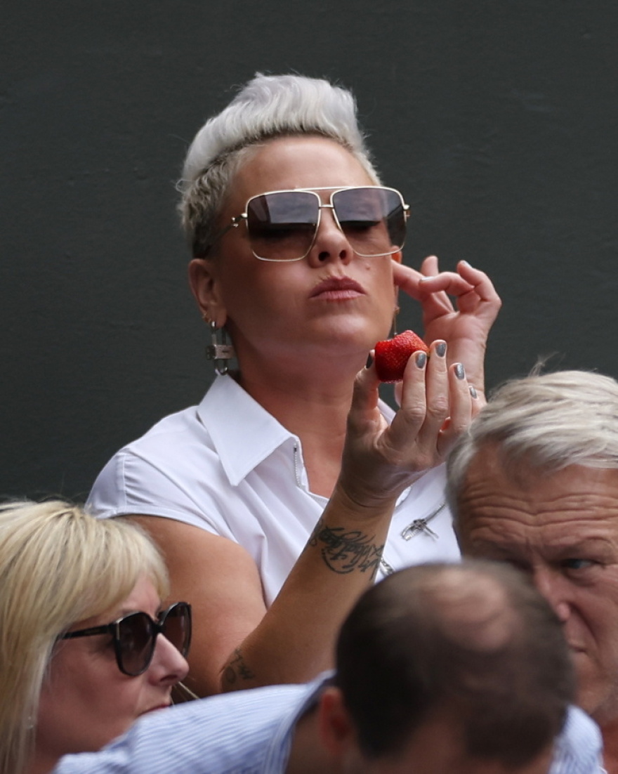 Wimbledon: Οι άγραφοι κανόνες και τα έθιμα του πιο ιστορικού τουρνουά τένις - Από τις φράουλες με κρέμα και τα λευκά ρούχα στα καπέλα Panama